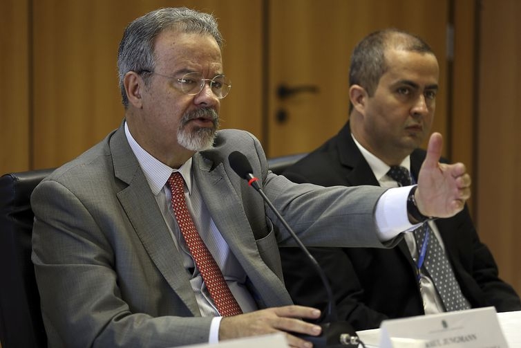 Ministro da Segurança Pública, Raul Jungmann, durante a coletiva nacional sobre a segunda fase da Operação Luz na Infância – que combate a divulgação de material envolvendo crimes de abuso sexual de crianças e adolescentes - José Cruz/Agência Brasil