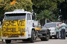 As paralisaes j causam desabastecimento nos supermercados, em especial nos itens de frutas, legumes e verduras, que so perecveis e de abastecimento dirio