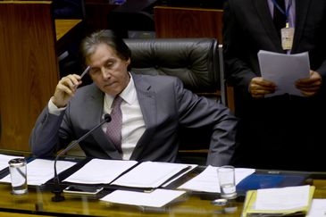 O presidente do Senado, Euncio Oliveira, convocou lderes para reunio