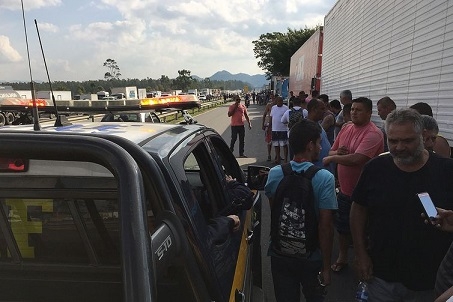 Caminhoneiros protestam na Rodovia Presidente Dutra (Cristina Indio do Brasil