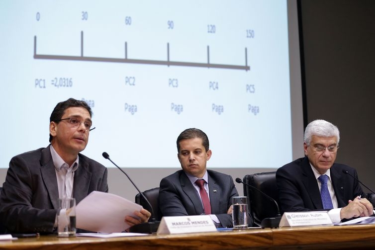 O chefe da Assessoria Especial do Ministério da Fazenda, Marcos Mendes; os secretários do Ministério do Planejamento, Gleisson Cardoso Rubin, e da Receita Federal, Jorge Rachid, anunciam medidas para compensar perda de receita com diesel mais barato