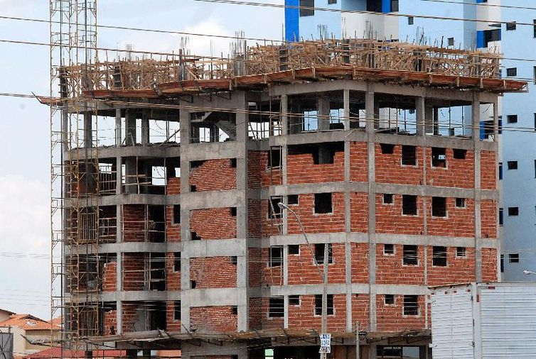 Crise econômica causou a perda de 432 mil empregos na construção. Retração foi de 19% e atingiu mais a infraestrutura