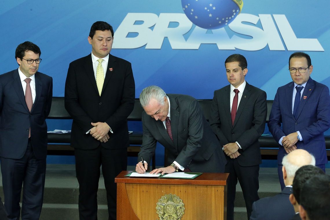 Temer durante sano da lei e assinatura do decreto