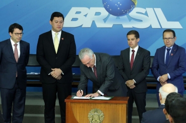 Temer durante sano da lei e assinatura do decreto