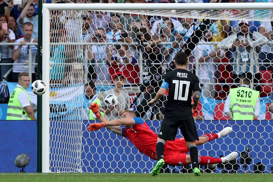 Copa 2018: Argentina e Islndia. Hannes Por Halldorsson, da Islndia, defende pnalti batido pelo argentino Lionel Messi. /Albert Gea/Reuters/Direitos reservados