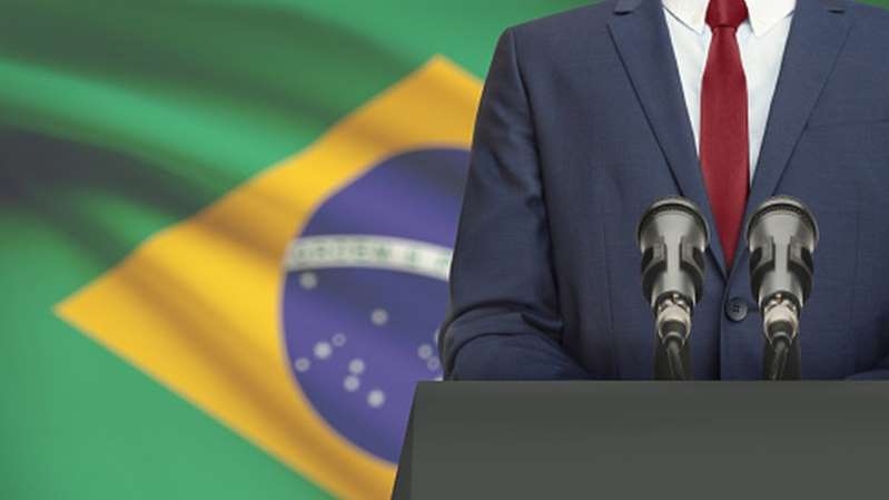 Getty Images pessoa de terno e gravata num palanque
