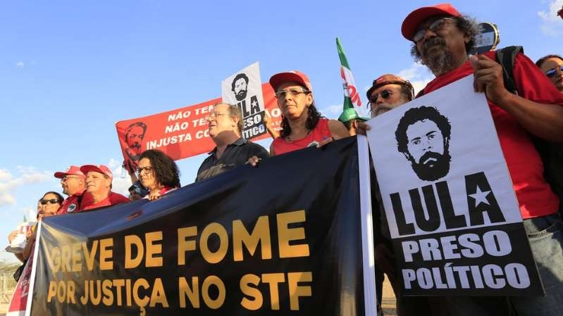 © EPA Juíza responsável pela execução da pena de Lula não tem permitido que ele grave vídeos, conceda entrevistas ou saia da cadeia para eventos do PT