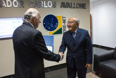 Paulo Fiuza ( esquerda) recebe o diploma das mos do vice presidente desembargador Pedro Sakamoto ( direita)