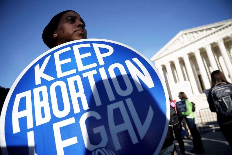 Getty Images - Manifestante segura placa durante protesto em frente à Suprema Corte dos EUA, em Washington – 19/01/2018