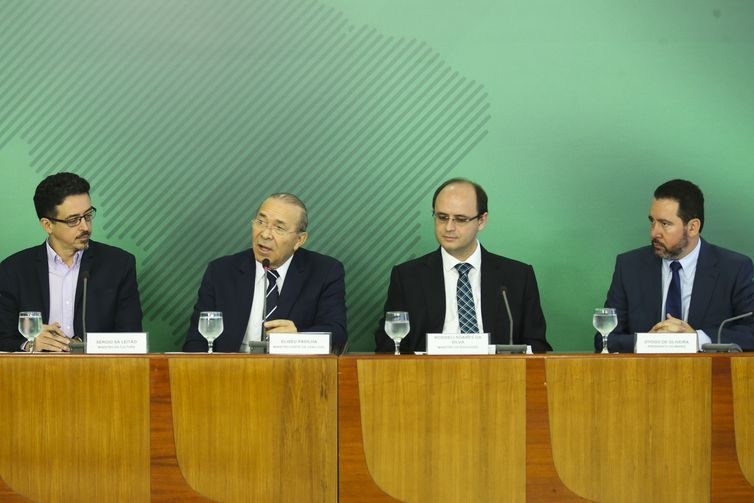 Os ministros da Cultura, Sergio Sá Leitão, da Casa Civil, Eliseu Padilha, e da Educação, Rossieli Soares da Silva, e o presidente do BNDES, Dyogo de Oliveira,