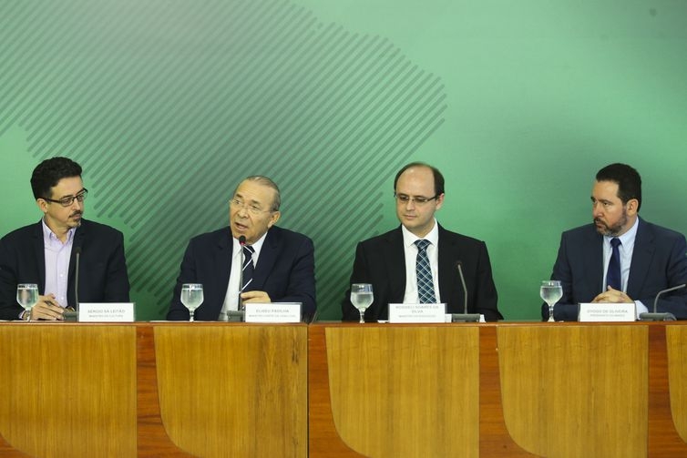 Os ministros da Cultura, Sergio S Leito, da Casa Civil, Eliseu Padilha, e da Educao, Rossieli Soares da Silva, e o presidente do BNDES, Dyogo de Oliveira,