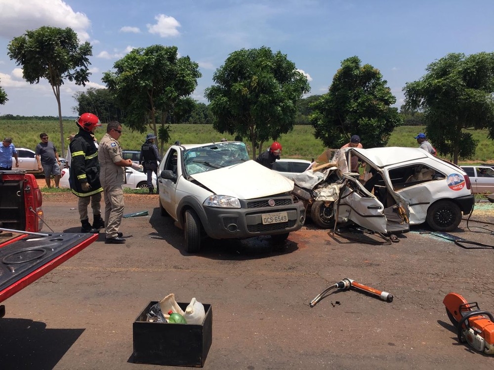 Em um dos veculos estava Mariele Bastos Kapp, de 30 anos. Ela ficou presa as ferragens e morreu no local.  Foto: Jos Pereira/TVCA