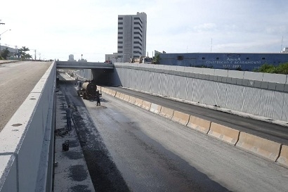 A pavimentação das pistas que passam por dentro da trincheira foi executada na semana passada; a obra já está 92% concluída - Foto por: Rafael Manzutti