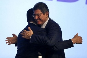 O novo presidente do BNDES, Joaquim Levy, abraça seu antecessor, Dyogo Oliveira - Tânia Rêgo/Agência Brasil