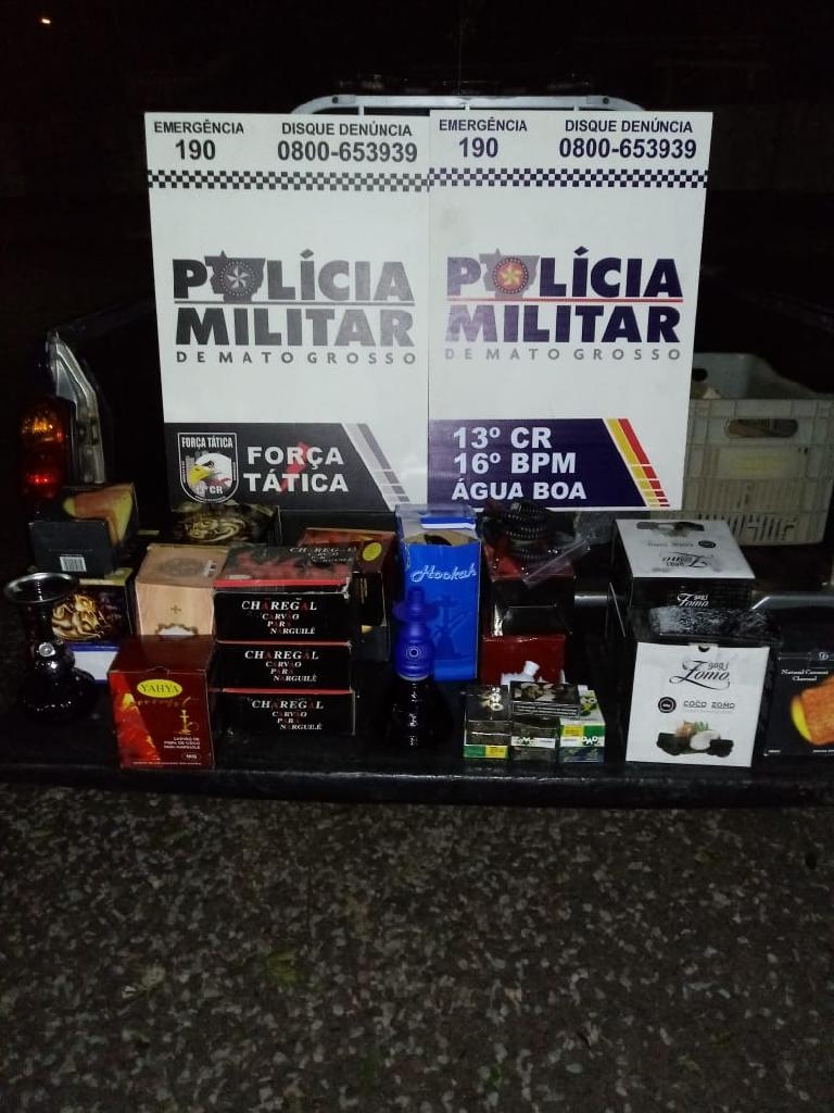 Foram apreendidos 37 g de maconha, 18 g de pasta base de cocaína e 95 acessórios utilizados em narguilé