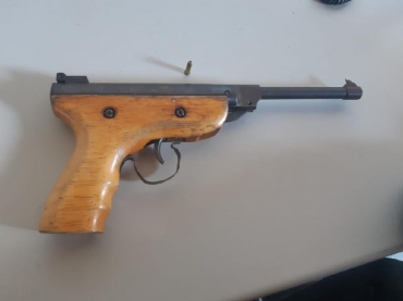 Arma foi produzida artesanalmente e seria de calibre 22; um homem foi preso