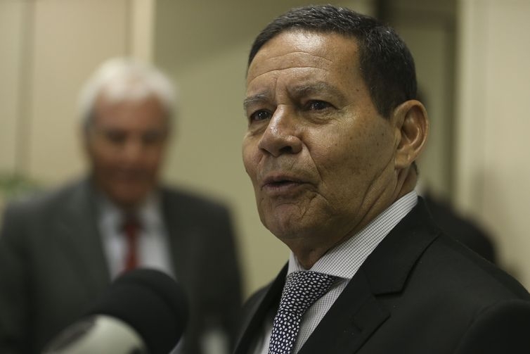 O vice-presidente da Repblica, Hamilton Mouro, em entrevista  imprensa