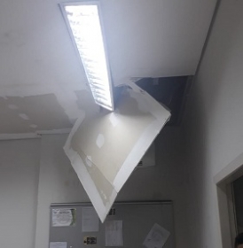 Teto de gesso da agncia foi danificado
