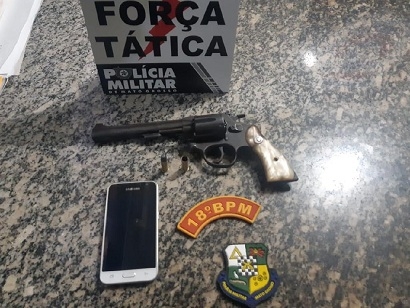 A arma com a qual o suspeito preso atirou na direo da mulher, na porta do hospital