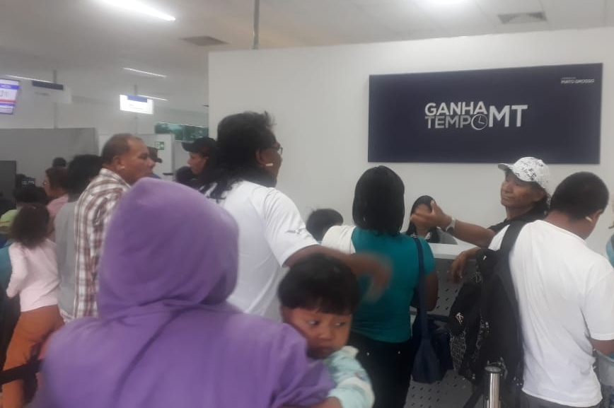 Indígenas Xavante no Cartório Eleitoral da cidade de Barra do Garça-MT durante o recadastro biométrico.