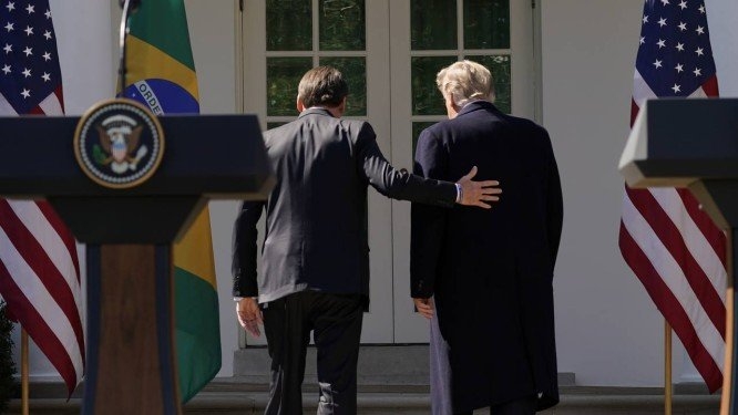 Bolsonaro e Trump ao fim da entrevista na Casa Branca  Foto: REUTERS/Kevin Lamarque