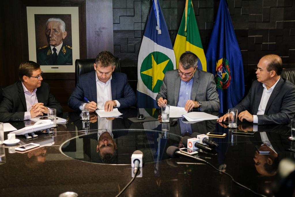 O governador Mauro Mendes (centro) assina o Termo de Cooperação, ao lado do chefe da Casa Civil, Mauro Carvalho (esq), do chefe do MP, José Antônio Borges (1º à dir.), e do chefe do NACO, Domingos Sávio (2º à dir) Foto: Mayke Toscano