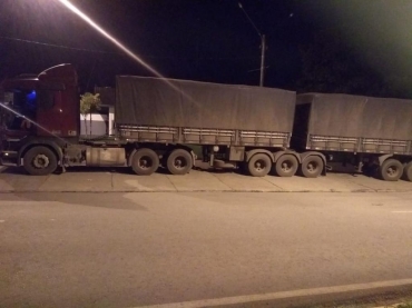 A carreta Scania tinha sido roubada em Rondonpolis e foi recuperada em Vrzea Grande - Foto: PM-MT
