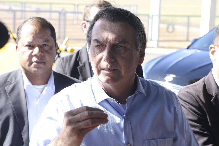 O presidente Jair Bolsonaro fala à imprensa no Palácio da Alvorada. - Valter Campanato/Agência Brasil