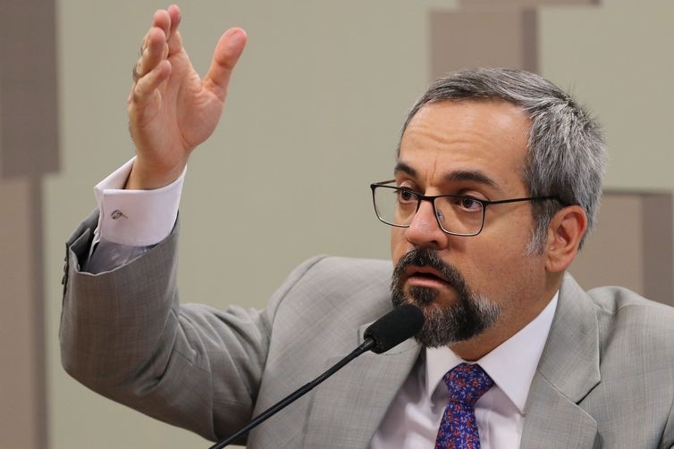 O ministro Abraham Weintraub disse que a maior oferta de vagas no ensino a distância é uma “tendência nacional e mundial” (Arquivo/Fabio Rodrigues Pozzebom/Agência Brasil)