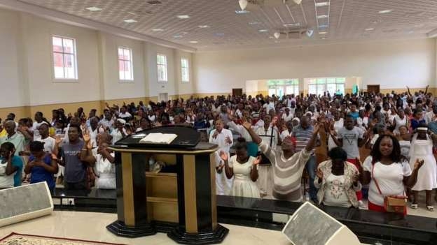  Iurd Culto da Iurd em So Tom e Prncipe, onde a igreja brasileira est presente h 14 anos e absorveu 2% dos fiis do pas