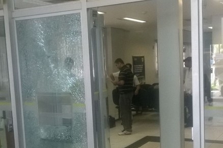 Durante a ao, um dos criminosos quebrou a porta de vidro que fica dentro da agncia