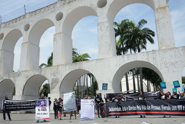 Grupo Pela Vidda faz ato no Dia Mundial de Luta Contra a Aids nos Arcos da Lapa, no centro do Rio de Janeiro. (Tomaz Silva/Agência Brasil)