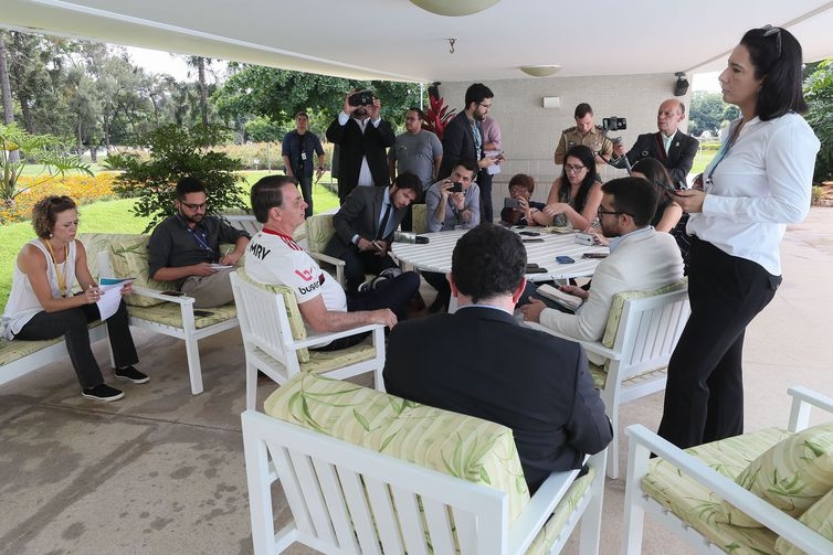 O presidente da República, Jair Bolsonaro, conversa com a imprensa no Palácio da Alvorada - Isac Nóbrega/PR