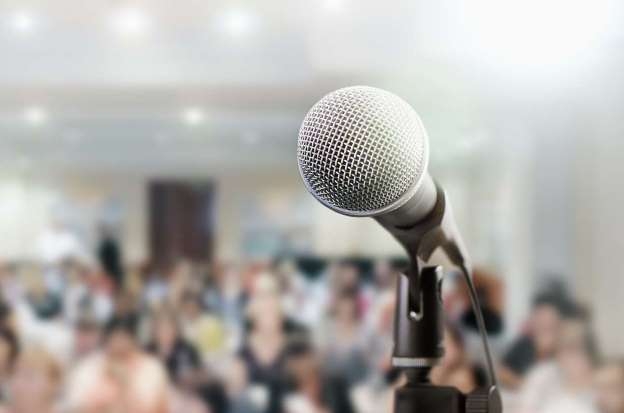  iStock/RapidEye -  Pastor levou um choque enquanto pregava
