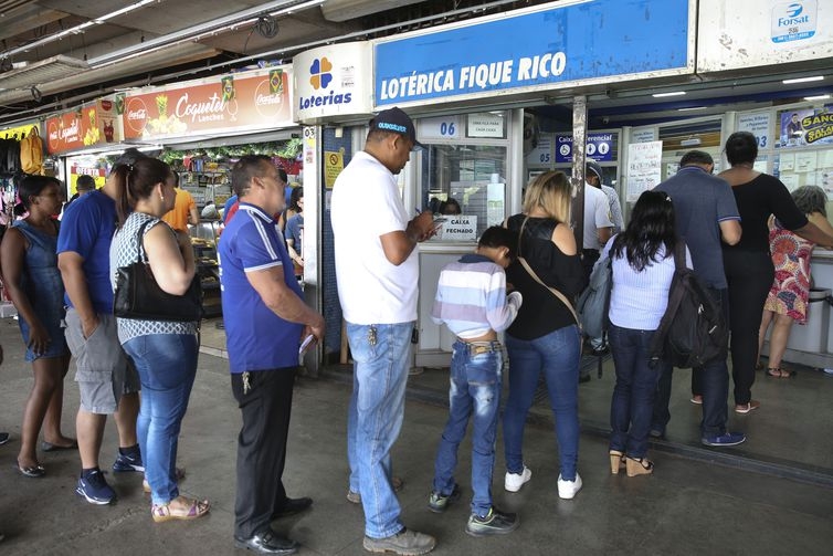 A arrecadação da Mega da Virada foi a maior na história das Loterias da Caixa. - Antonio Cruz/Agência Brasil