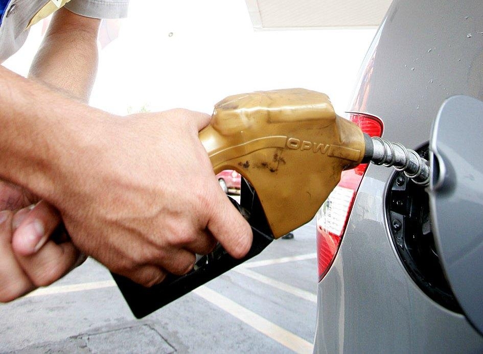 Carro sendo reabastecido - Foto: Arquivo Secom-MT