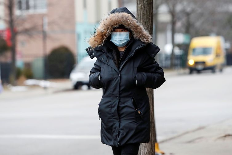 Mulher usa uma máscara em Chicago, nos Estados Unidos, após o surto do novo coronavírus REUTERS/Kamil Krzaczynski/direitos reservados