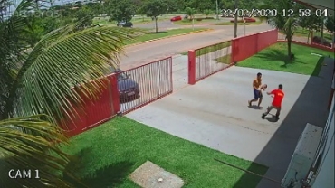 Momento em que os pais chegam com a criana desacordada - Foto: CBMMT