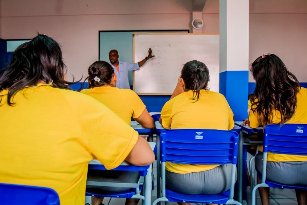 Alunas da Penitenciária Feminina Ana Maria do Couto May em aula de preparação ao Encceja - Foto: Christiano Antonucci