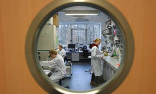 © Getty Funcionários do Instituto da Virologia da Universidade Philipps, em Marburg (Alemanha), que pesquisa uma vacina contra o coronavírus.