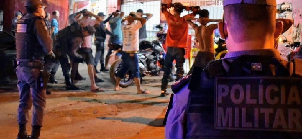 A prioridade é a orientação, mas em muitos locais e situações os policiais precisaram intervir - Foto: PMMT