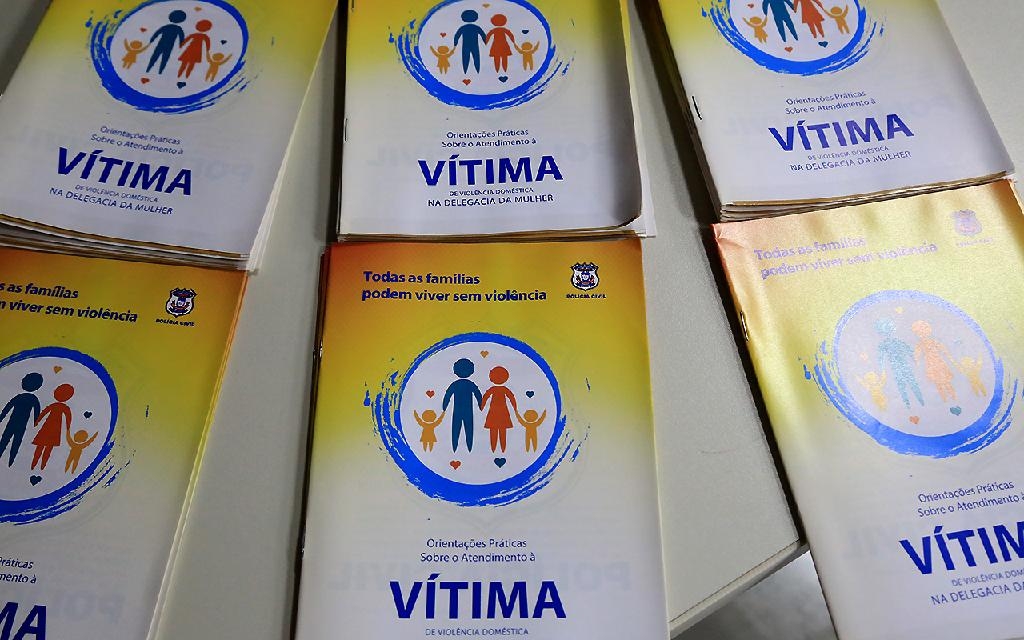 Cartilha com orientações de atendimento à vítima de violência doméstica - Foto: Lenine Martins / Sesp-MT
