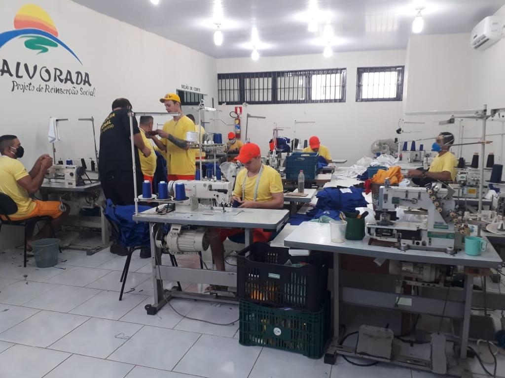 As máscaras são feitas de tecido tricoline e reforçadas com TNT. São reutilizáveis e podem ser higienizadas em casa