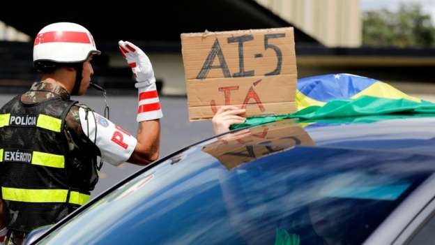 © SERGIO LIMA/AFP - Atos de domingo a favor da ditadura poderão ser investigados após pedido de abertura de inquérito pelo procurador-geral da República
