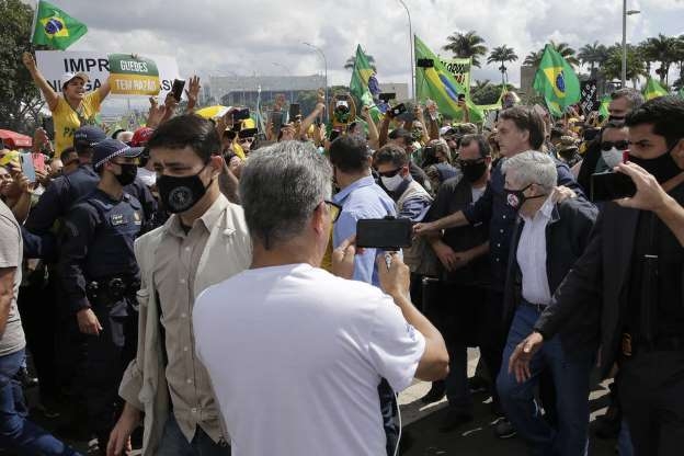  Dida Sampaio/Estado O ministro Augusto Heleno, do GSI, com o presidente Jair Bolsonaro durante manifestao neste domingo, 24 de maio, em Braslia