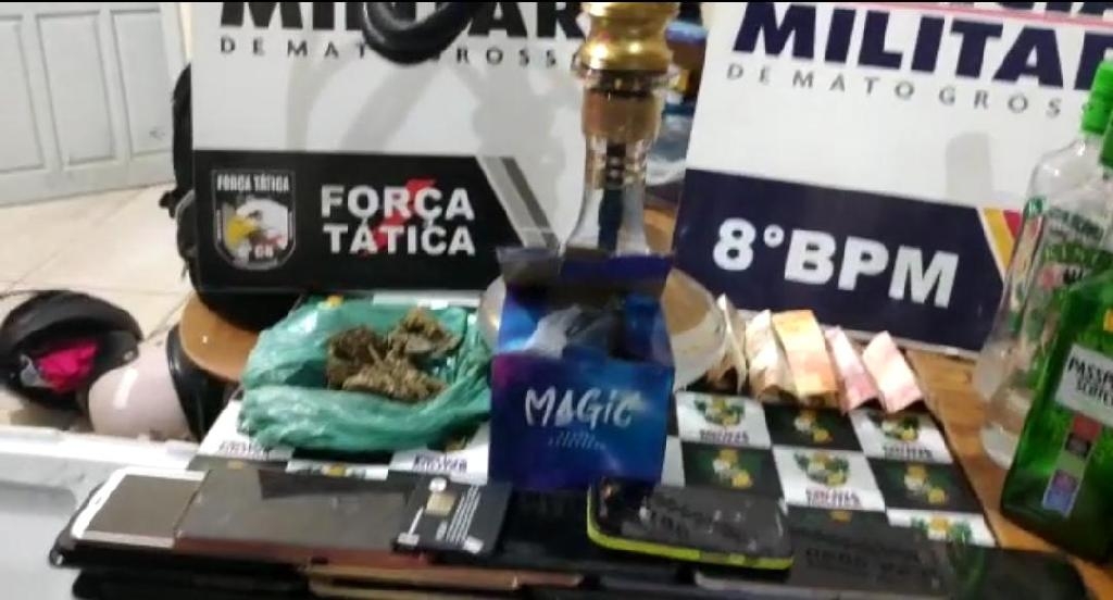 Porções de maconha, narguilés, caixa de som e garrafas de bebidas alcoólicas foram apreendidas - Foto: PMMT