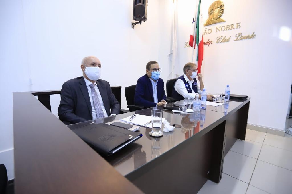 Mauro Carvalho, Gilberto Figueiredo e Francisco Lopes durante audiência em Várzea Grande - Foto: TJMT
