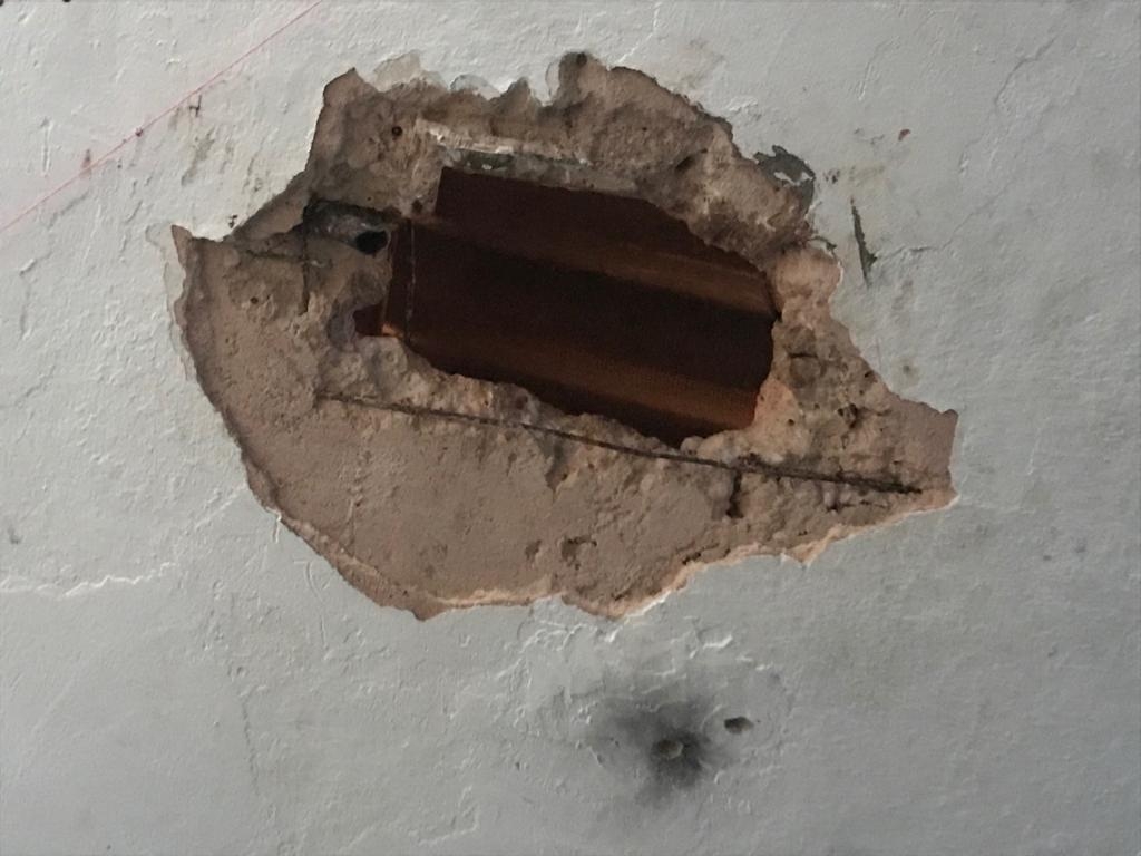 Buraco de fuga na laje da Cadeia de Arenpolis - Foto: Sistema Penitencirio