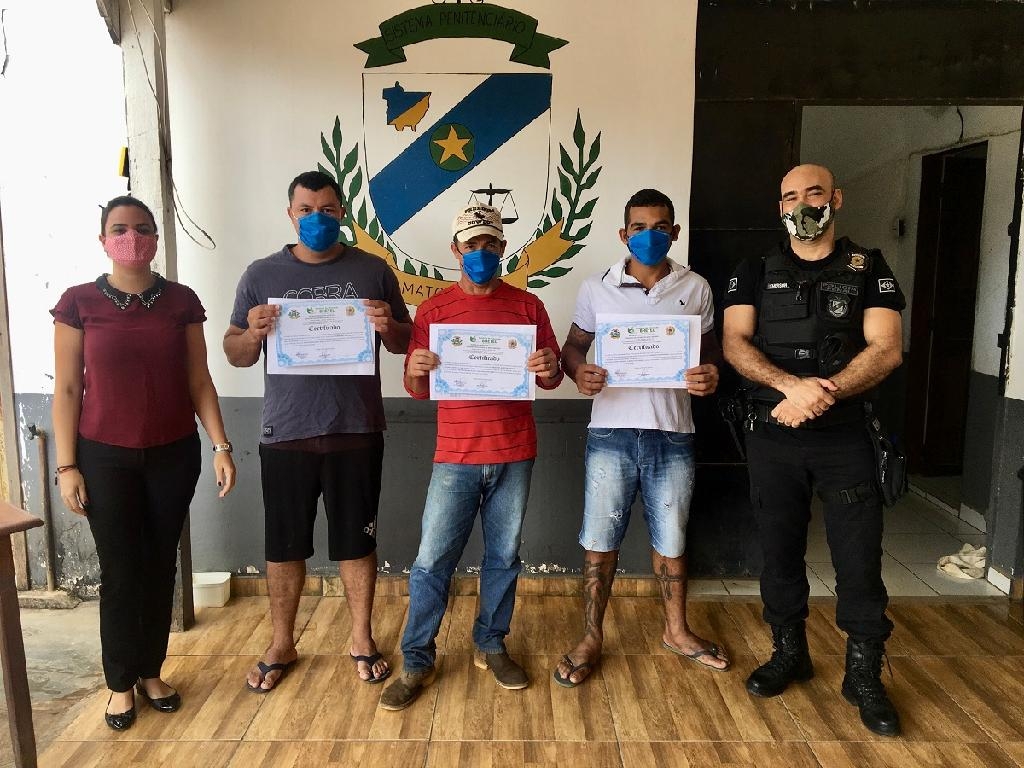 Presos da Cadeia de Colniza recebem certificados de concluso do Ensino Mdio - Foto: Sesp