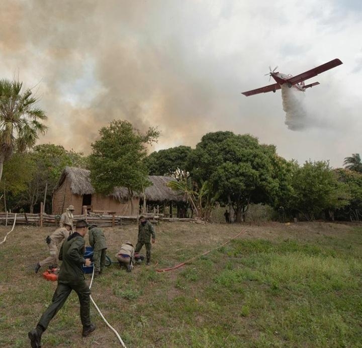 De acordo com informações da equipe, a água utilizada para conter o fogo foi retirada do rio Cuiabá - Foto: CBMMT